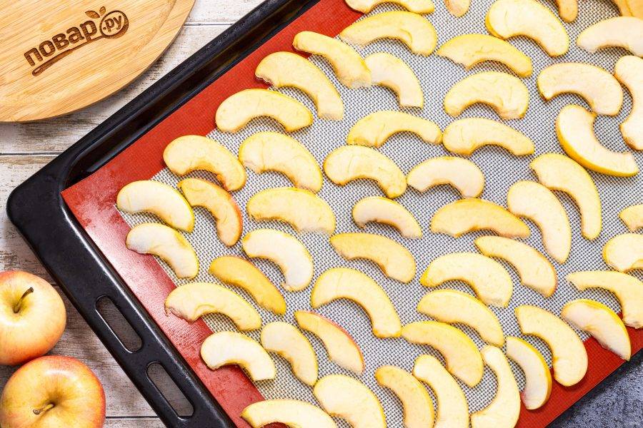 Для сушки яблок в духовке выложите их на противень застеленный силиконизированной бумагой для выпечки. Также удобно использовать тефлоновый или силиконовый коврик. Сушите яблоки в разогретой до 6-70 градусов духовке с приоткрытой дверцей примерно 8-10 часов. Время приготовления будет зависеть от сорта яблок и толщины нарезки. Периодически проверяйте яблоки и переворачивайте, чтобы сократить время приготовления.