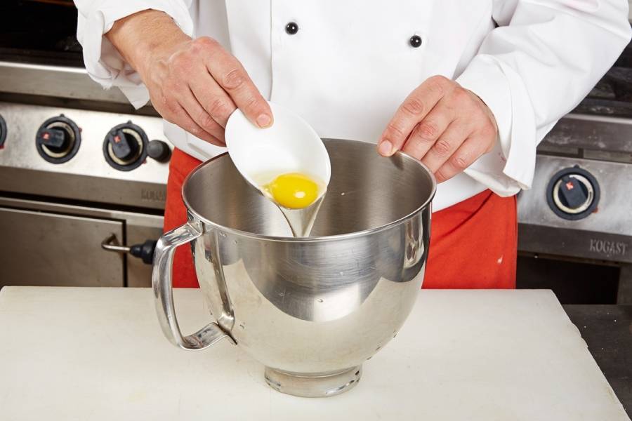 1. Взбить яйца с сахаром в пышную пену. Смешать муку с разрыхлителем и какао, затем просеять в миску со взбитыми яйцами.
