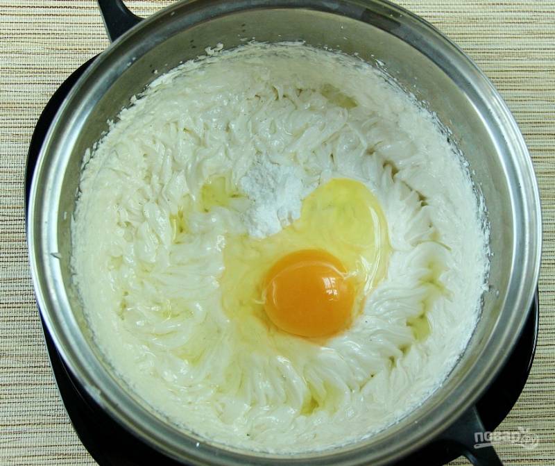 Добавьте к творожной массе ванилин и яйца. Взбейте её ещё раз до единой консистенции.