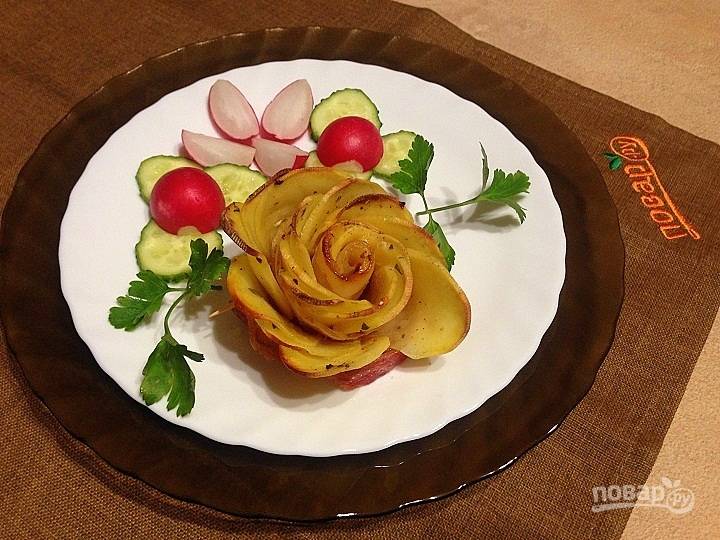Розы из картофеля с беконом