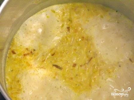 Теперь добавим перец, соль, мускатный орех и натертый на средней терке сыр. Обжаренную ветчину можно добавить в суп сейчас, а можно выкладывать в каждую тарелку. Варим, помешивая, минуты 3.