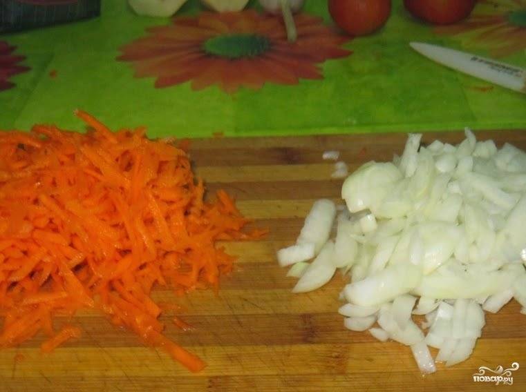 3. Шинкуем лук и морковь, обжариваем на растительном масле до золотистого цвета лука и мягкости моркови.