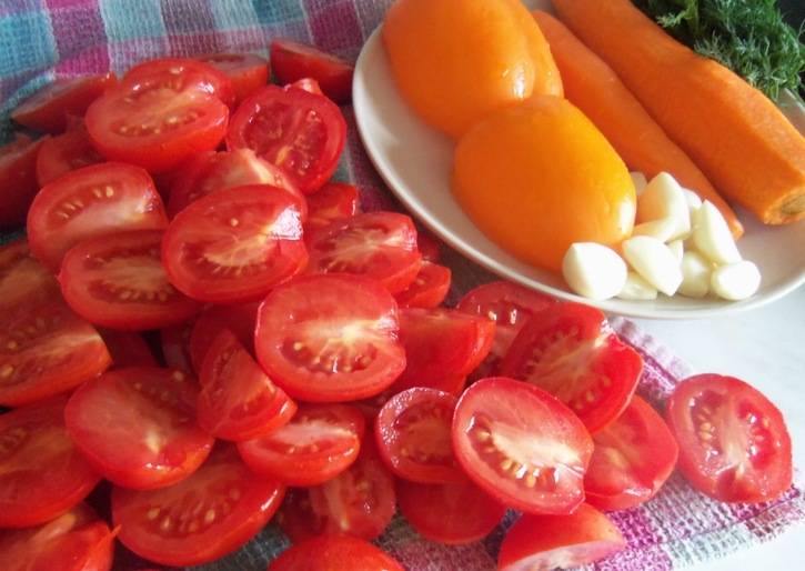 1. Готовить помидоры по-корейски на зиму в домашних условиях вовсе не сложно, а открывать баночки с этой закуской  в холодную пору - одно удовольствие! Подготовьте все овощи, вымойте их и почистите.