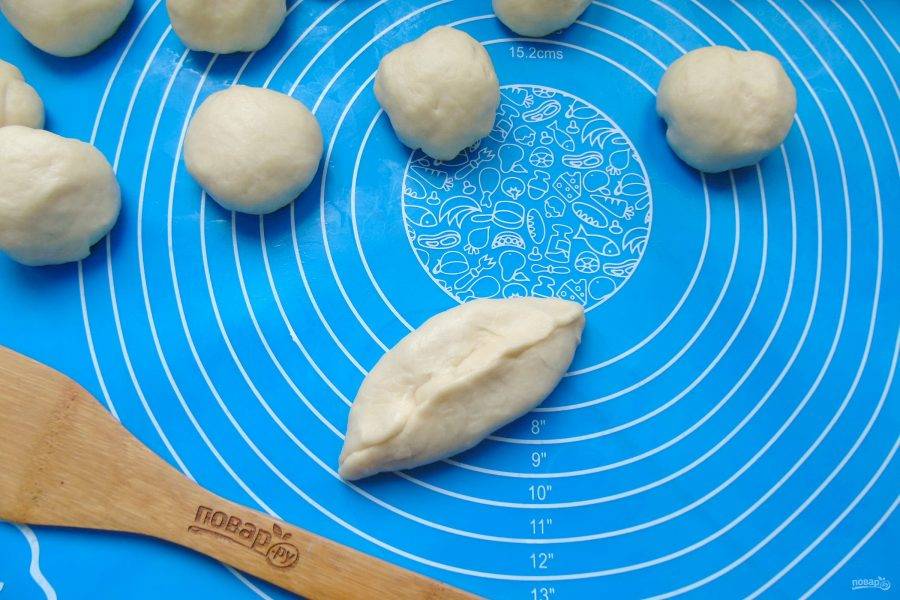 Сформируйте из лепешки с начинкой пирожок.