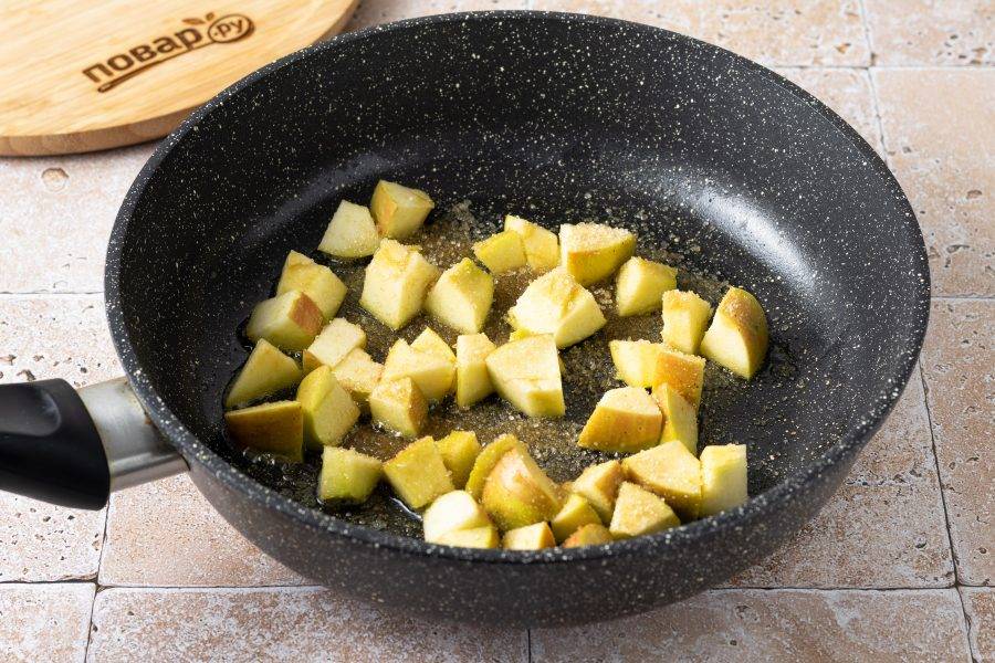 Яблоко нарежьте на кубики среднего размера. В сковороде растопите сливочное масло и тростниковый сахар, обжарьте яблоки до мягкости 5-6 минут.