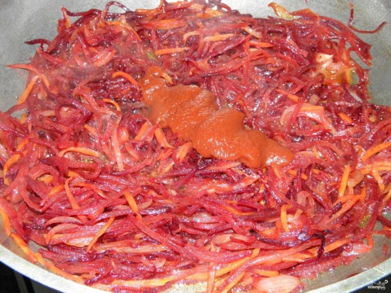 Когда овощи будут готовы, добавьте томатную пасту и прожарьте минутку.