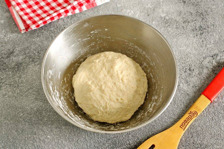 Должно получиться мягкое тесто, которое слегка липнет к рукам. Соберите его в шар, накройте полотенцем и оставьте на 10-15 минут.