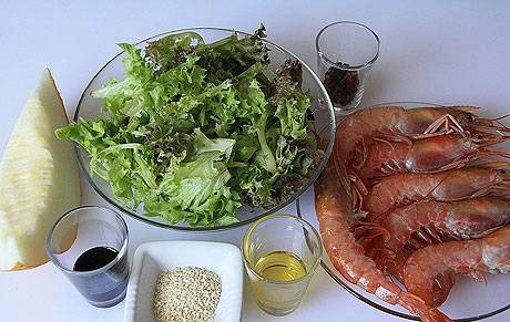Дынный салат с мятой, имбирем, чили и жареными креветками