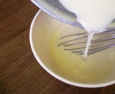 2. Отдельно взбиваем желтки, после чего вводим их тоненькой струей в молоко.