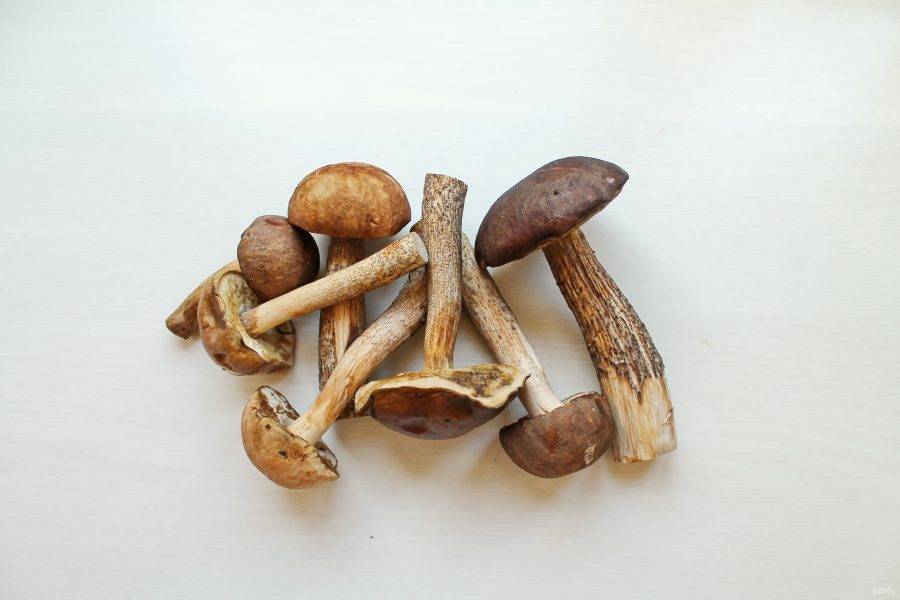 Подготовьте подберезовики для заморозки. Для этого грибы переберите, удаляя червивые и с признаками порчи. Почистите ножки от земли и травы, протрите шляпки влажной тряпочкой.