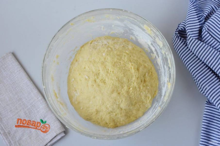 Замесите мягкое, податливое тесто, муки больше не добавляйте, лучше смазать поверхность и руки растительным маслом.