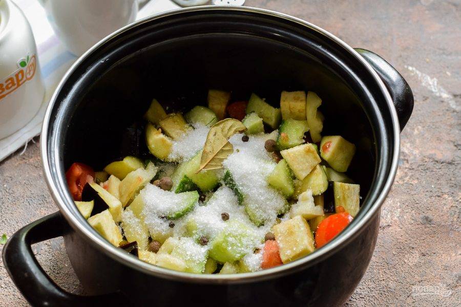 Все овощи выложите в кастрюлю, добавьте соль и сахар, измельченный чеснок. Также можно добавить перец горошком и лавр по вкусу.