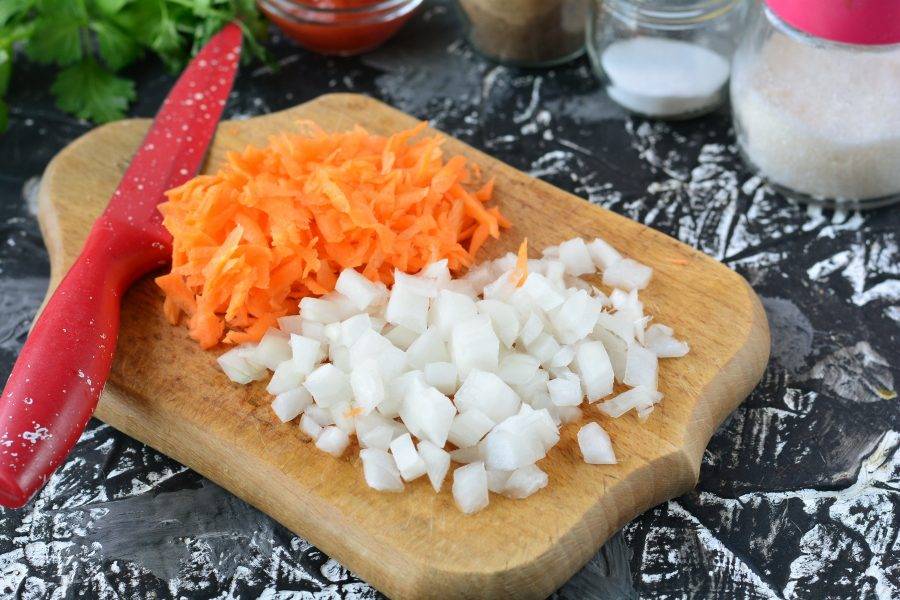 Нарежьте кубиками лук и натрите на терке морковку.