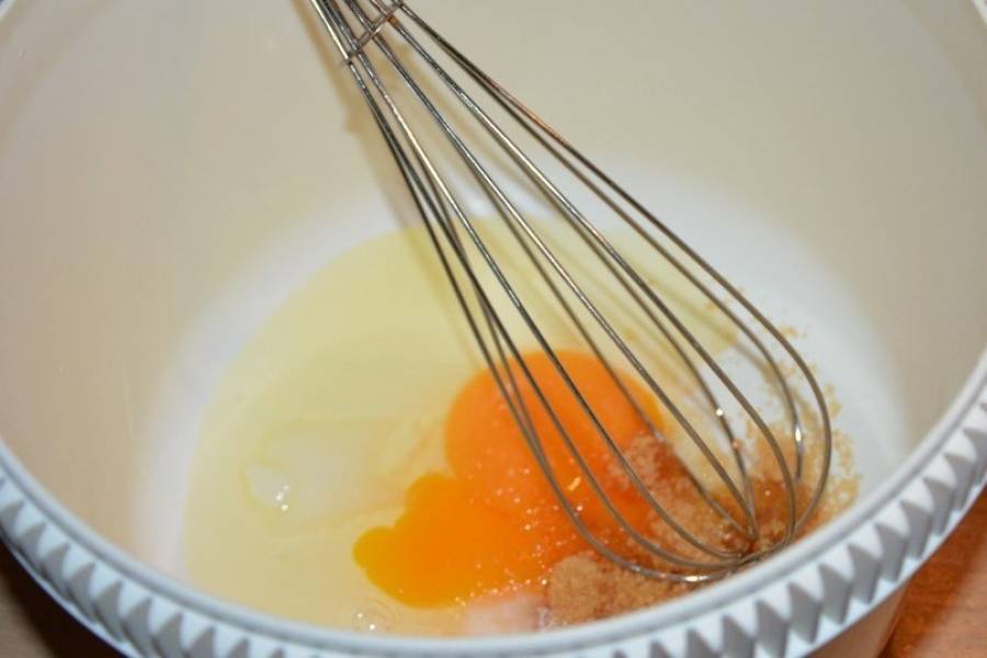 Яйцо слегка взбейте с солью и сахаром при помощи венчика.
