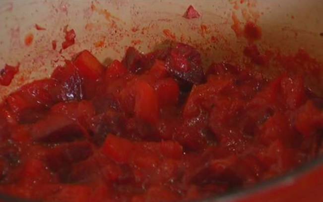 Очищаем и нарезаем кубиками свеклу. Кладем ее в кастрюлю. Через 10 минут добавляем консервированные томаты. 