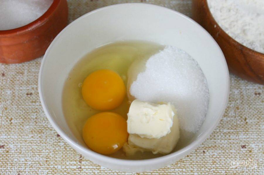 В отдельной миске соединяем сахар, соль, яйца и мягкое сливочное масло. Все перемешиваем.