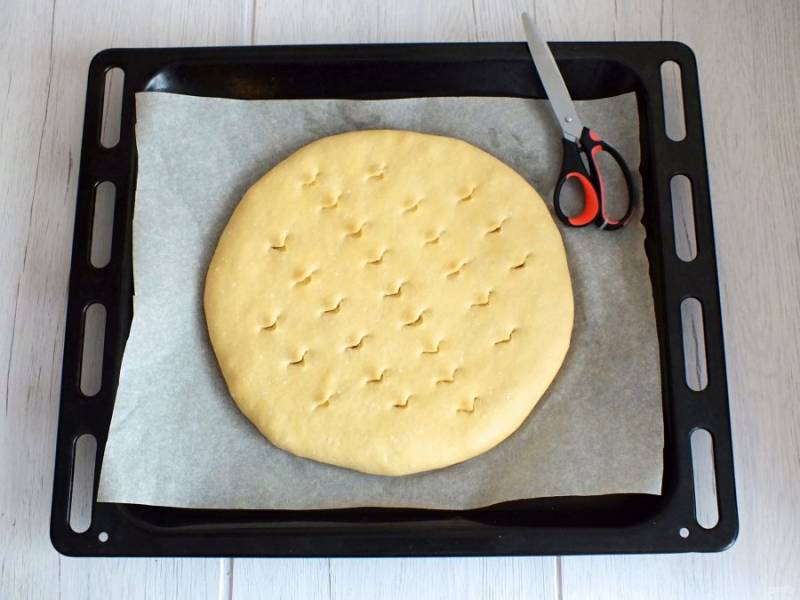 Подверните края верхнего пласта под нижний пласт. С помощью ножниц сделайте надрезы на верхней части пирога. Поставьте в разогретую духовку на 25-30 минут. Ориентируйтесь на свою духовку!