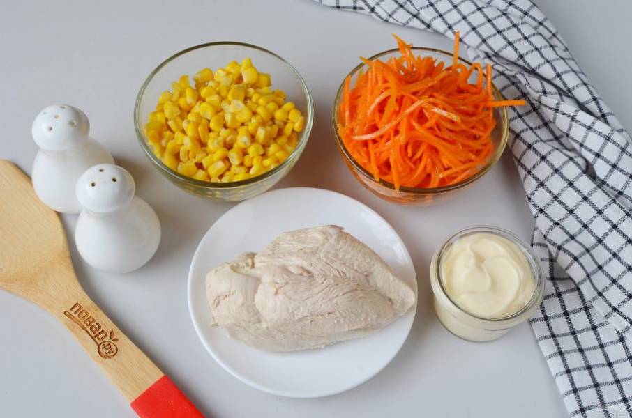 Подготовьте ингредиенты для салата. С моркови и кукурузы слейте всю влагу. Приступим!