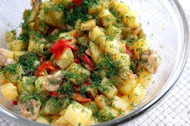 Посыпаем укропом и добавляем специй по вкусу. Сбрызгиваем соком лимона и накрываем крышкой. Даем блюду настояться 5 минут и можно подавать.