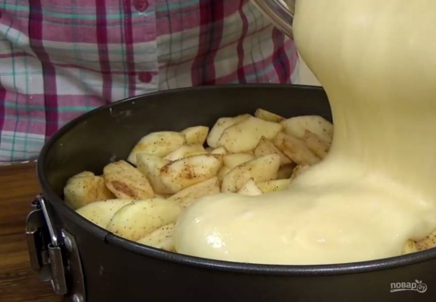 3. Затем ровным слоем вылейте тесто на яблоки. Выпекайте в разогретой до 180 градусов духовке 45 минут. 