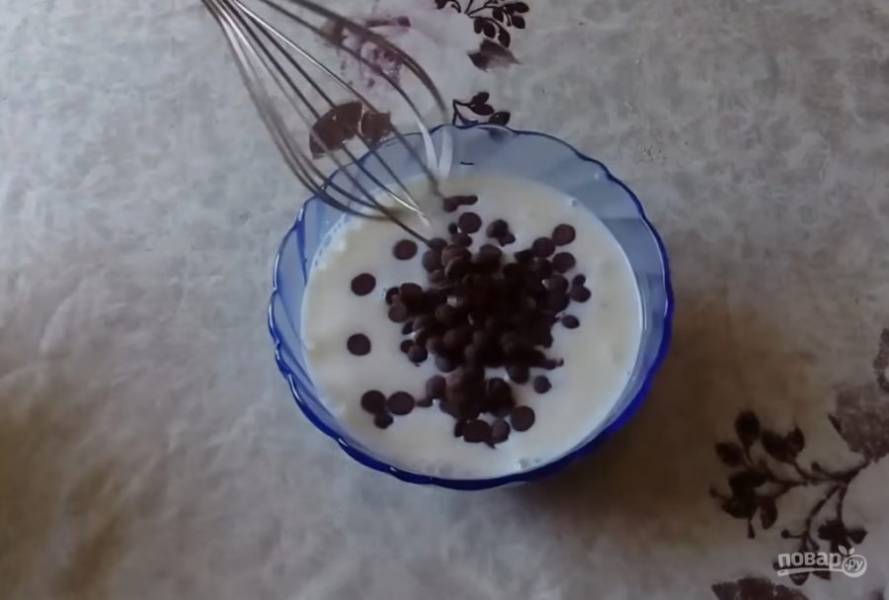 Подогрейте молоко и растворите в нем шоколад. 