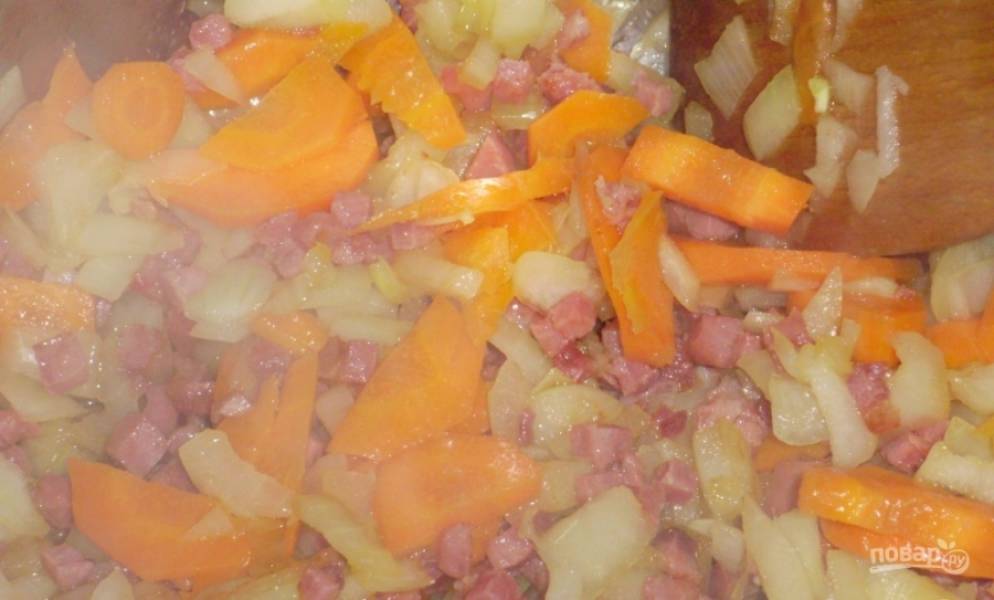 Лук и морковь почистите, помойте и мелко нашинкуйте. Добавьте овощи к курице.