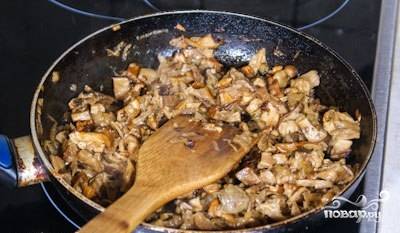 На растительном масле обжарьте мелко порезанный лук. Когда лук станет золотистым, добавьте в сковороду грибы и обжаривайте до готовности.