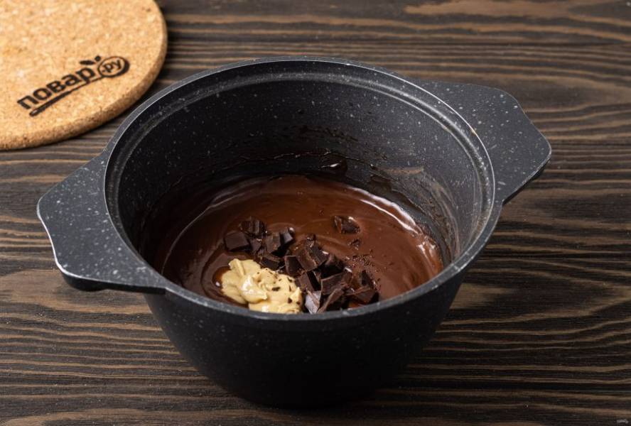 Добавьте ванильный ароматизатор, ореховую пасту и нарезанный кусочкам шоколад. Прогрейте и перемешайте смесь, чтобы шоколад растопился.