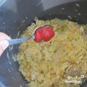 После 30 минут тушения, добавьте томатную пасту и лавровый лист.