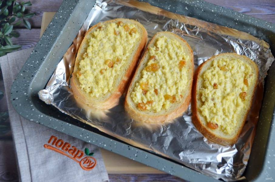 7. Поставьте бутерброды с творогом в духовку и запекайте в течение 20 минут.