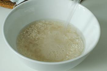 1. Обдать рис кипятком, промыть и убрать из него воду.
