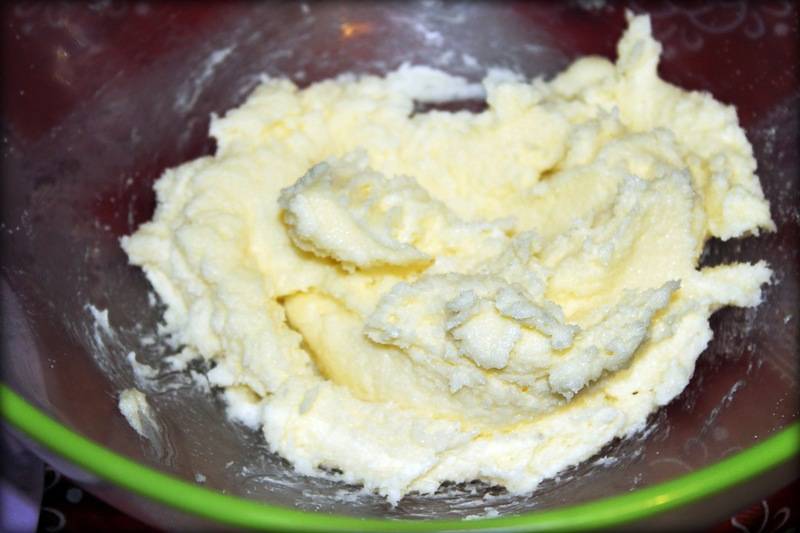 Орехи измельчите в блендере с 50 гр. сахара. Масло сливочное взбейте с оставшимся сахаром.
