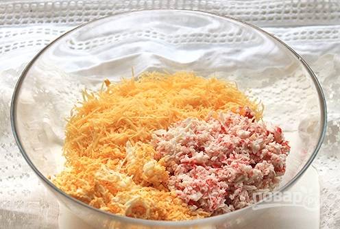 4. В глубокой мисочке соедините сыр, яйца и половину крабовых палочек. 