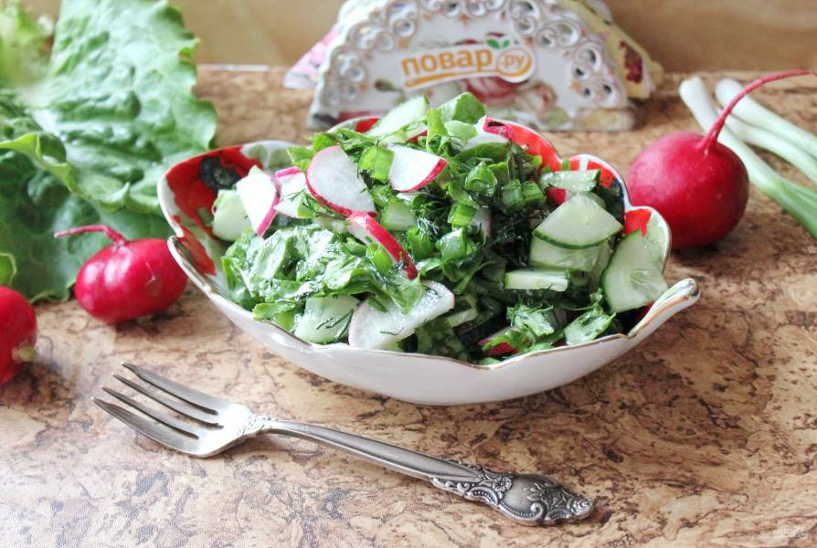Зеленый салат с редиской