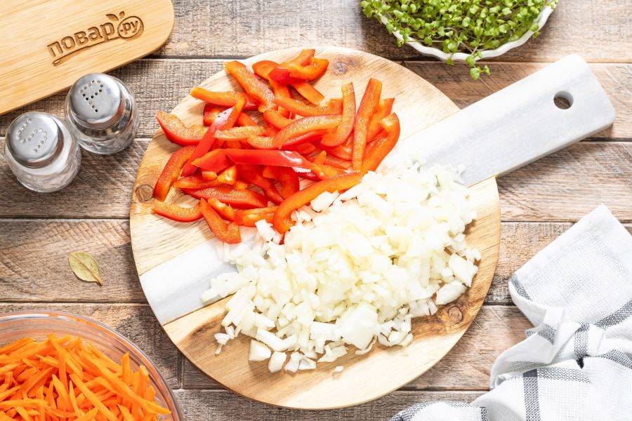 Репчатый лук нарежьте кубиками, а болгарский перец соломкой.