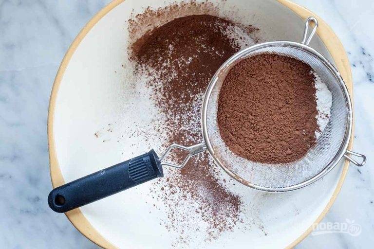 1.	В миску просейте муку, какао, добавьте сахар, разрыхлитель, соду, соль. В другой миске соедините апельсиновую цедру, фисташки, клюкву. 
