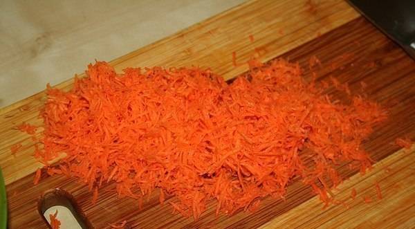Морковь потрите на терке и отправьте в кастрюлю.
