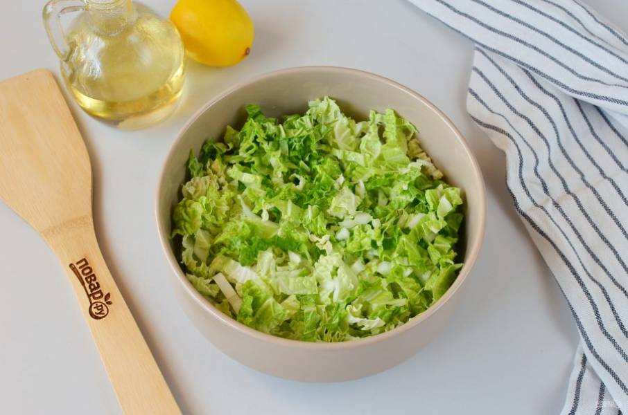 Вымойте капусту, дайте стечь воде. Порежьте некрупно зеленую часть и выложите в салатник.