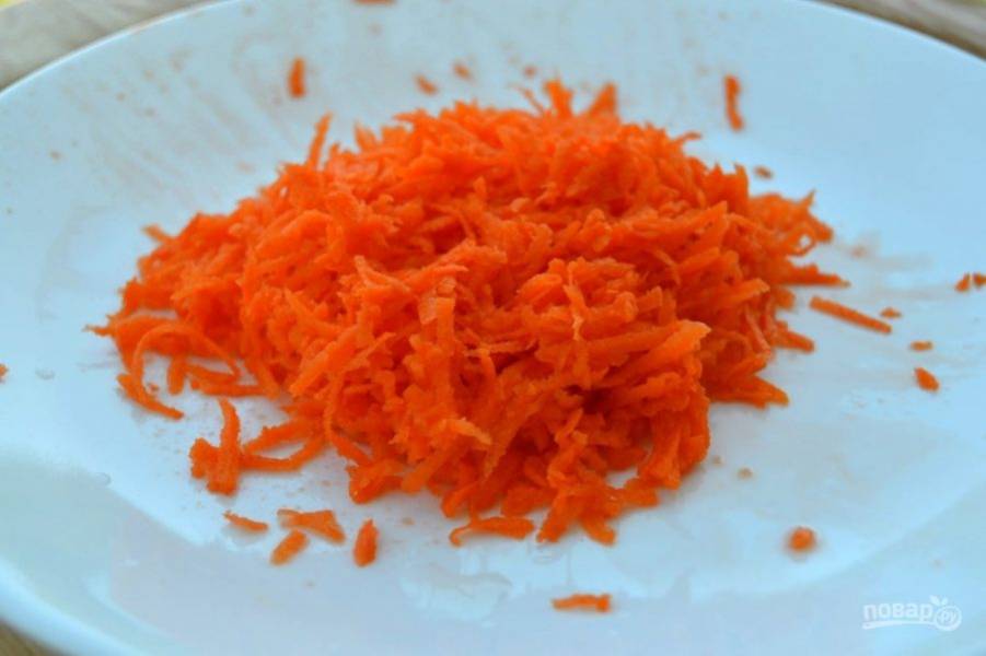 4.	Очистите и натрите морковь на терке.