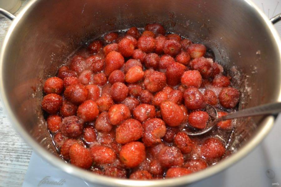 Нагрейте ягоды до закипания, но не кипятите. Выключите огонь и оставьте до полного охлаждения, лучше на 5-6 часов.