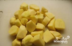 Очищенную картошку нарежьте крупными кубиками.