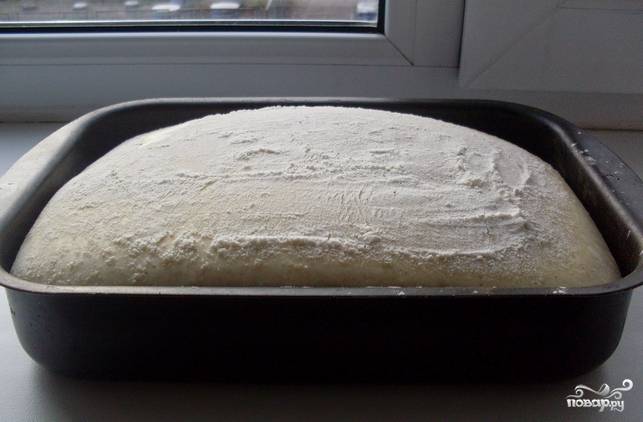 Обминаем поднявшееся тесто и формируем хлебушек, поместив его в присыпанную мукой форму. Выпекаем в духовке 40 минут, температура — 200 градусов.