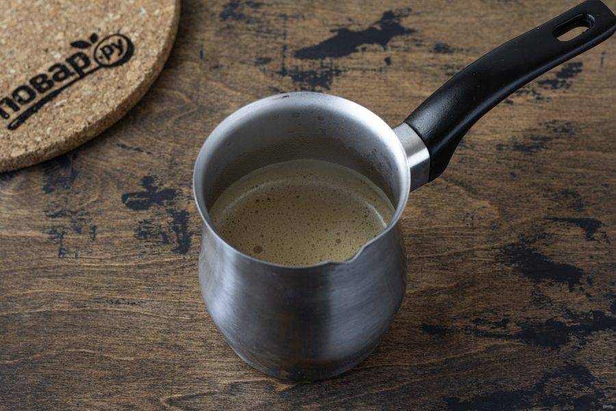 В турку насыпьте молотый кофе, влейте холодную воду. На небольшом огне 2-3 раза доведите кофе до кипения и снимайте с плиты.
