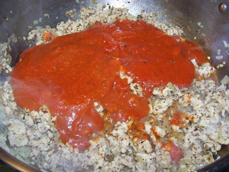 3. Затем отправить на сковороду томатный соус или измельченные свежие помидоры без кожицы.