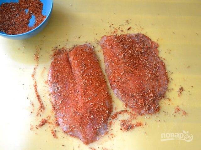 2.	Вымойте 4 филе тилапии (каждое около 115 грамм), вытрите рыбу насухо салфетками и натрите филе приготовленной смесью специй с двух сторон.