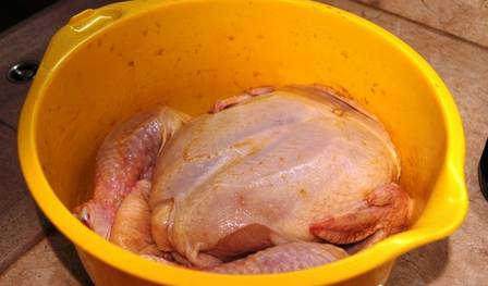 1. Курицу моем, обсушим, натираем специями и смазываем соевым соусом, не забывая обработать курицу и изнутри. Оставим мариноваться, - от получаса до суток.