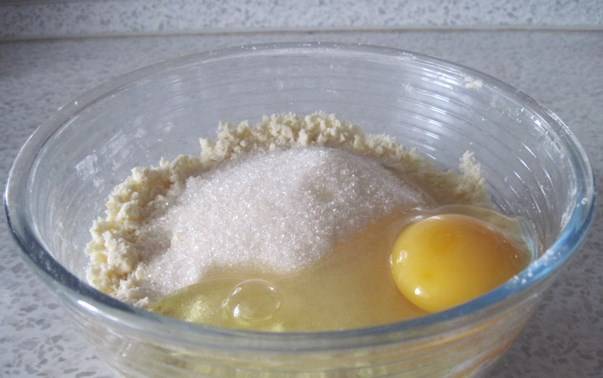 Потом добавьте яйцо, сахар, разрыхлитель и замесите тесто.