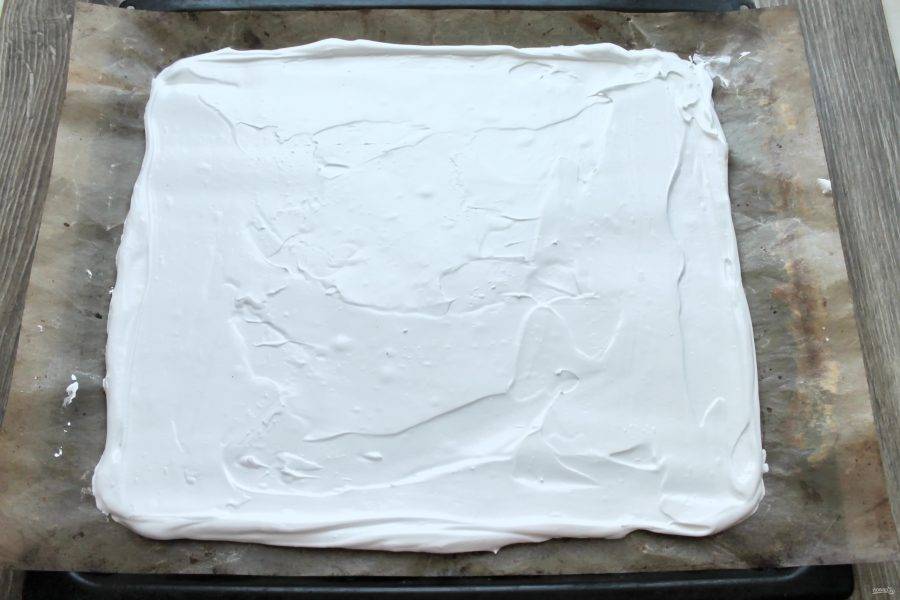 На бумагу для выпечки переложите массу и размажьте лопаточкой по размеру противня ровным слоем. Переложите на противень.