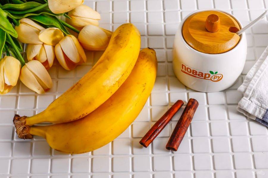 Подготовьте указанные ингредиенты. На 1 порцию отвара понадобится 1 банан. Корицу можно использовать молотую.
