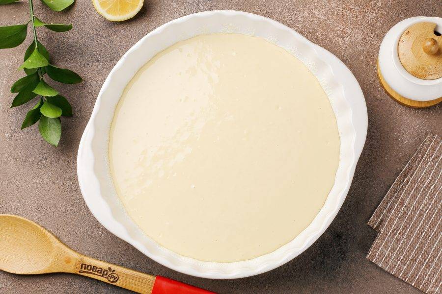 Форму для выпечки смажьте маслом. Дно и бока присыпьте мукой или манкой. Вылейте тесто. От размера формы будет зависеть высота пирога, поэтому высоту выпечки можете выбрать самостоятельно.